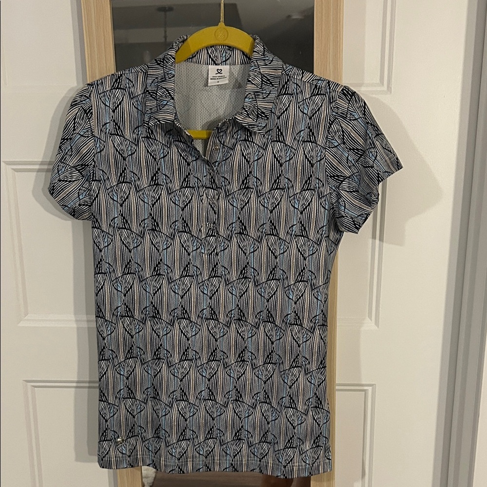 Daily Sports Women’s Geometric Blue & Neutral Pattern Golf Athletic Shirt Small